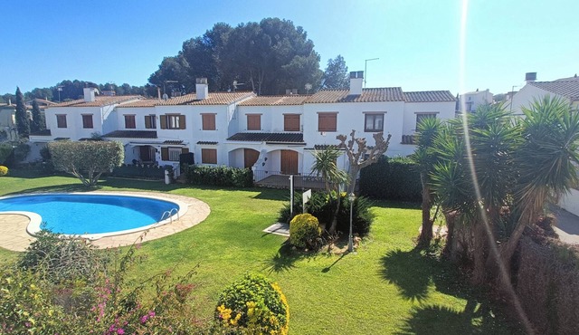 HOUSE WITH COMMUNITY POOL 1KM FROM EMPURIES BEACHES