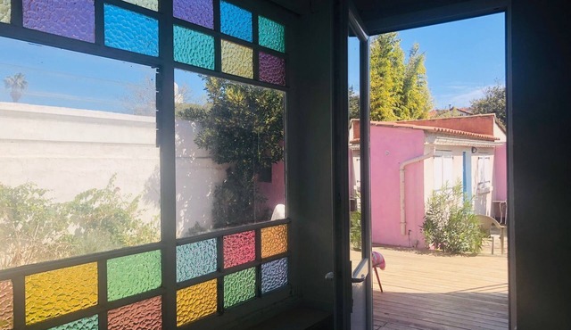House with converted attic and studio, in wooded garden 200 m from the sea.