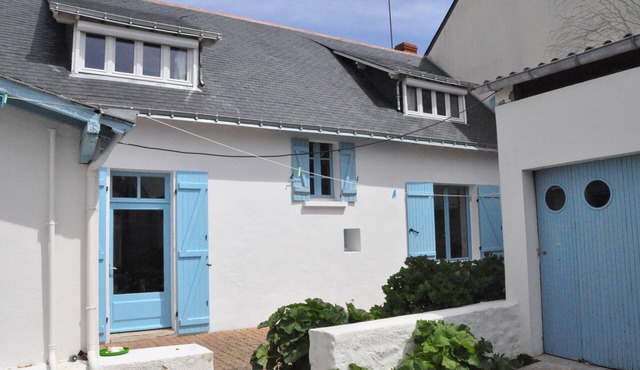 House with courtyard and garden - WiFi internet - up to 7 people