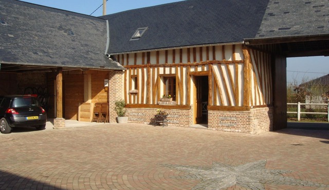 House with courtyard on south-facing beach 10 kms away