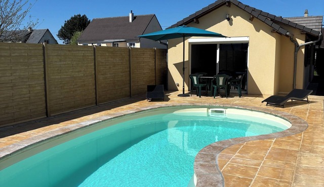 House with covered and heated swimming pool in Normandy