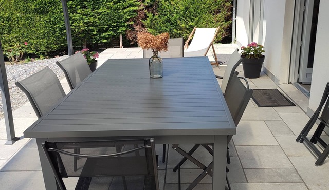 House with covered swimming pool and pétanque court