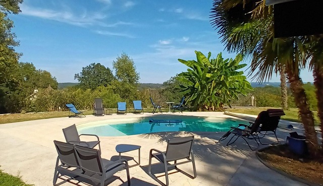 House with covered terrace and swimming pool, breathtaking view of the Dordogne valley