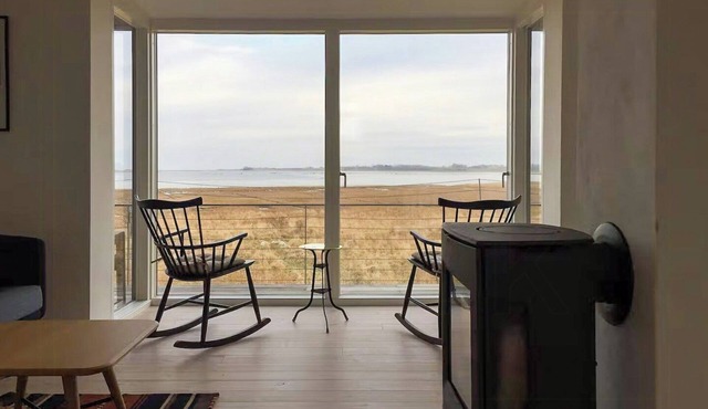 House with covered terrace by Stavns Fjord