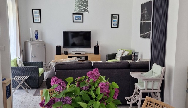 House with enclosed garden, 5 minutes' walk from the beach adjacent to the forest