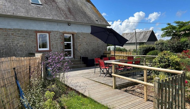 House with enclosed garden, wooden terrace, family friendly