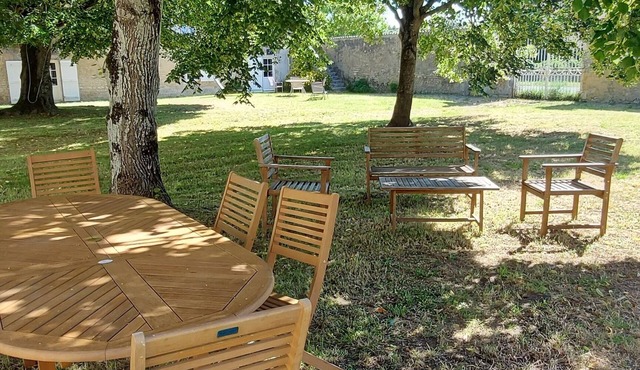 House with enclosed garden adjacent cycle path leading to the beach. Internet