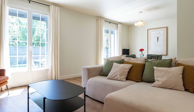 House with enclosed canal-side garden. Pets welcome!