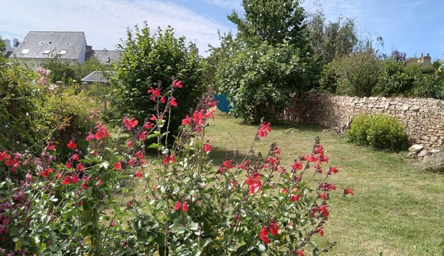 House with enclosed garden for seaside vacations