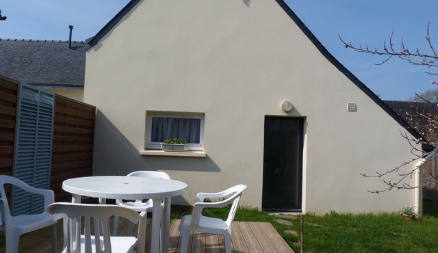 House with enclosed garden, quiet area of Trevannec, near center, sea 5-6 km