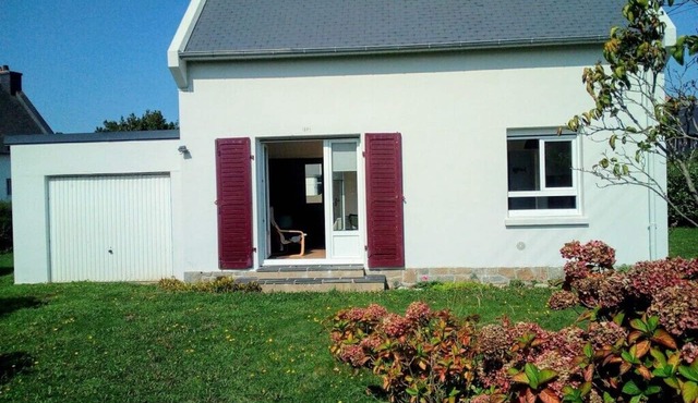 House with enclosed garden near town and beaches