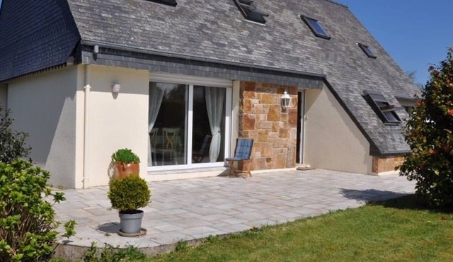 House with enclosed garden for rent in Louannec, close to the sea