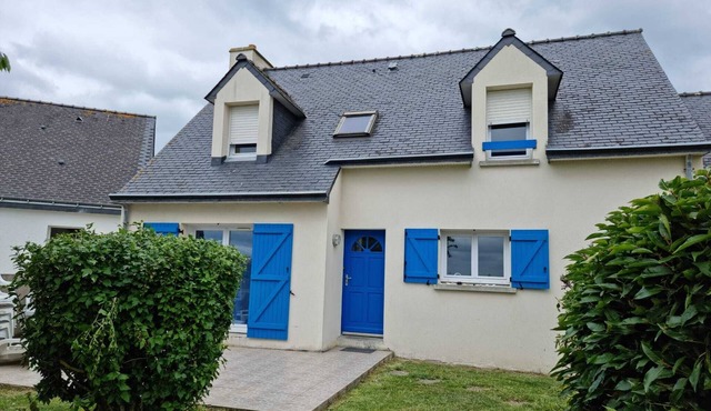 - House with enclosed garden, sea view, 4 bedrooms, sleeps 8.