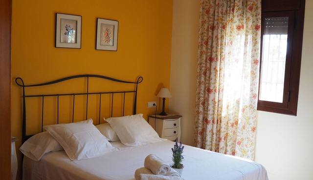 House with fenced garden, ideal for families. Near mountain and Ebro Delta.