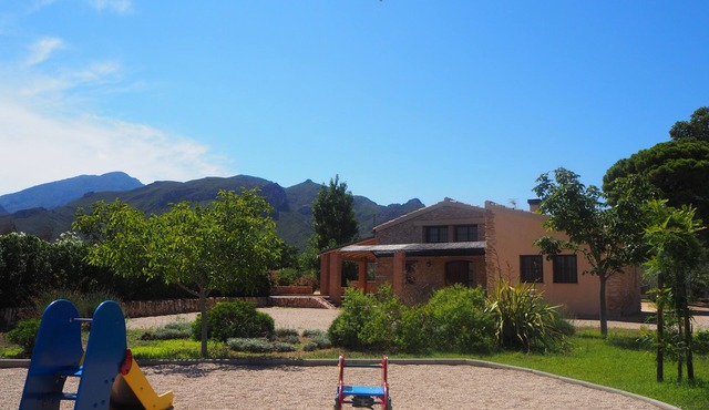House with garden, basketball, tennis. Close to the sea and the mountain. Families