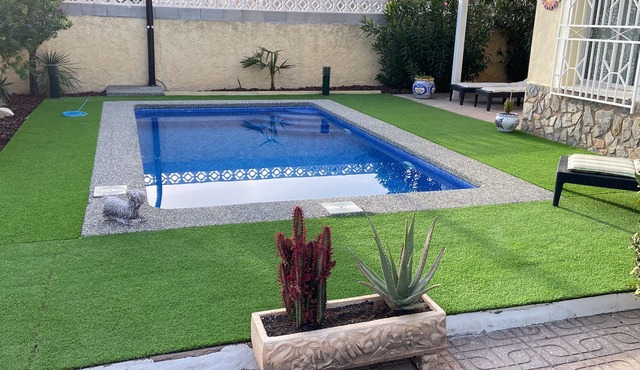 House with outbuilding 200 metres from the spa