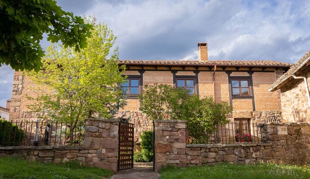 House with garden and barbecue, ideal for families with pets.