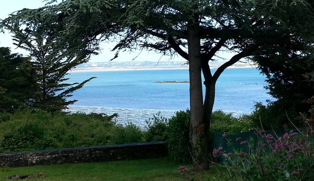 House with exceptional view and direct access to the sea