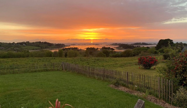 House with exceptional sea view, garden and terrace with jacuzzi