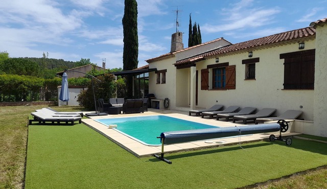 House with fenced plot with private pool, quiet area
