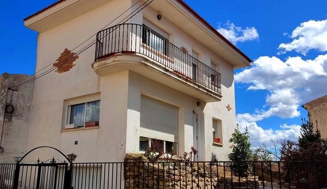 House with Fireplace and WIFI