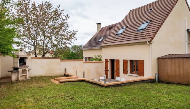 House with terrace and garden near Giverny.
