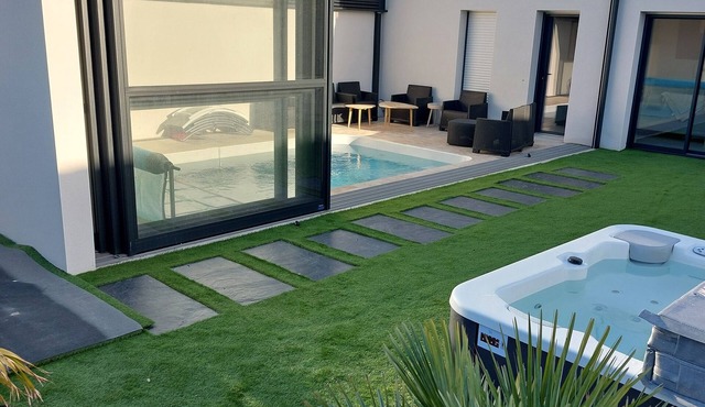 House with pool, jacuzzi and garden by the sea