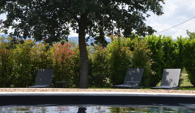 House with swimming pool, terrace and private garden with panoramic view of the Luberon mountains