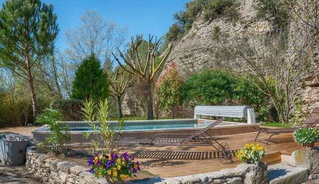 House with pool and river access