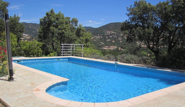 House with garden and swimming pool near to the sea