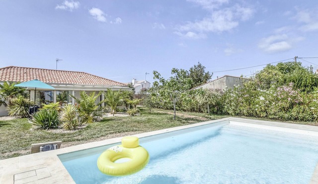 House with a pool for 6 persons