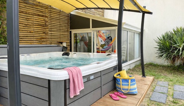 House with Jacuzzi in a Quiet Area – La Chaume District, Les Sables – Sleeps 6