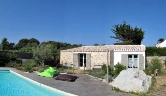 House with garden and swimming pool