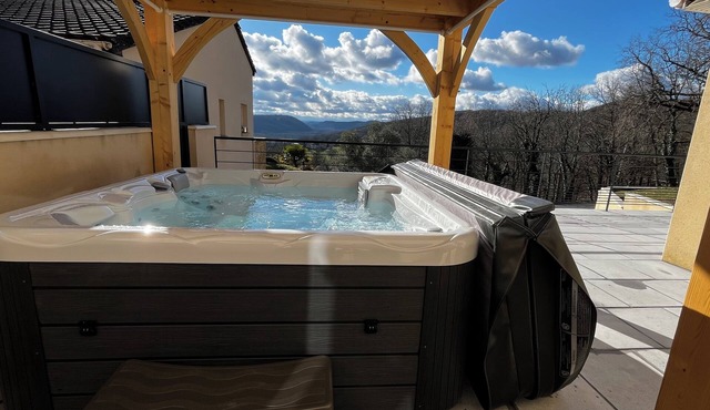 House with private spa and view of the Dordogne valley