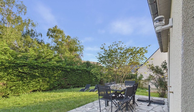 House with garden for 7 near the beach