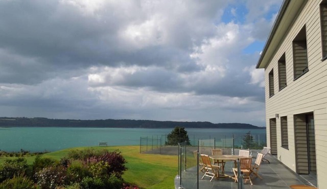 House with breathtaking view on the sea at 100m, large garden with tennis court.
