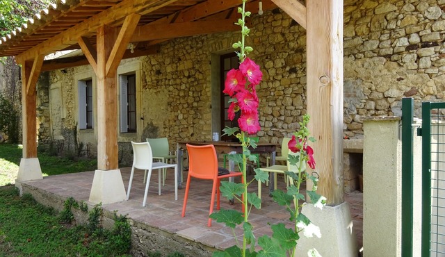 House with garden, sleeps 4, in the heart of the vineyards, near the Cèze river.