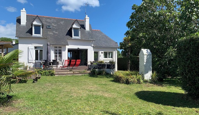 House with sea view close to: beaches, shops, GR34 and golf course