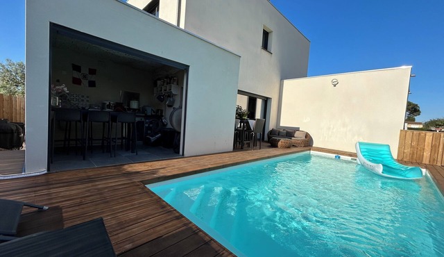 House with private swimming pool, sandy beach 400 metres away