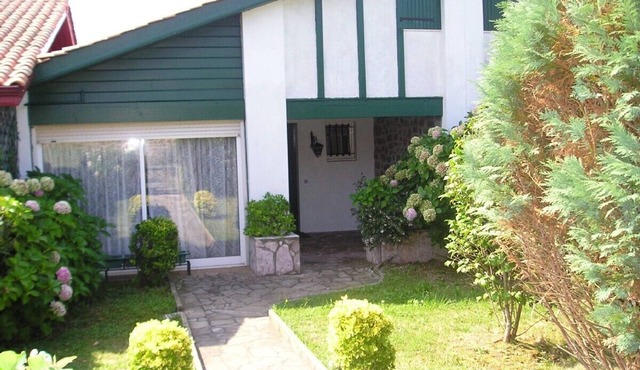 House with FREE WiFi, pool, garden, beach 200 meters away, tennis courts.
