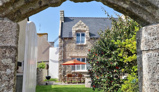 House with fully enclosed garden - Close to the beach