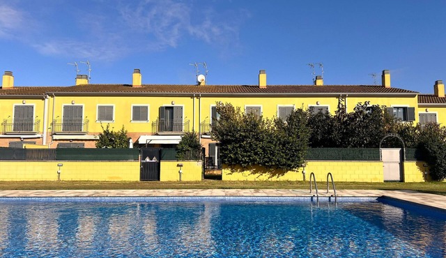 House with garden and communal pool in Sant Pere Pescador