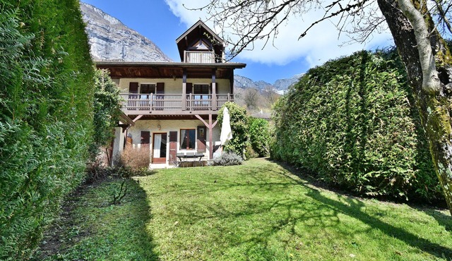 House with Garden for 6-12 Guests Near Lake Annecy and Mountains