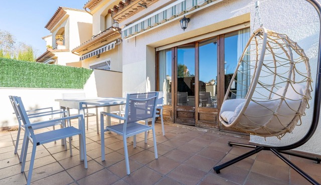 House with garage and ping pong 500m beach