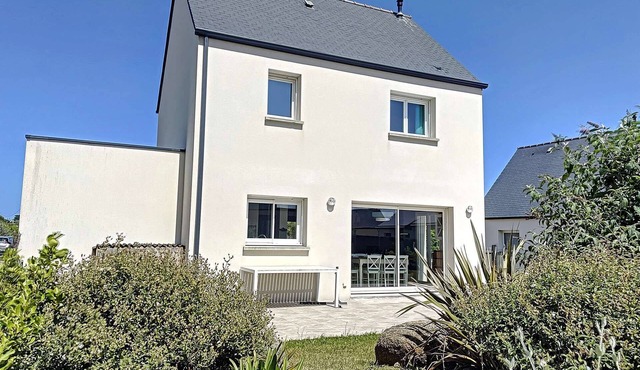 House with garden and parking, beach 100 metres away