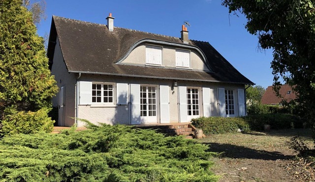 House with garden and fireplace near Loire castles