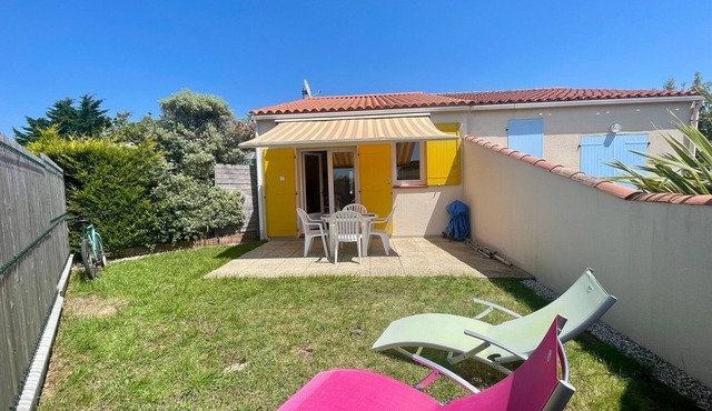 House with garden, 2 bedrooms, parking, near beach and town center