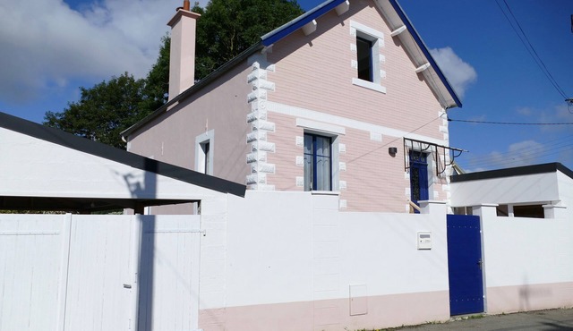 House with garden 400m from the port and 500m from the beach