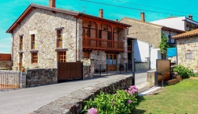 House with garden and fireplace for 4 people (La casa de Consuelo 2)