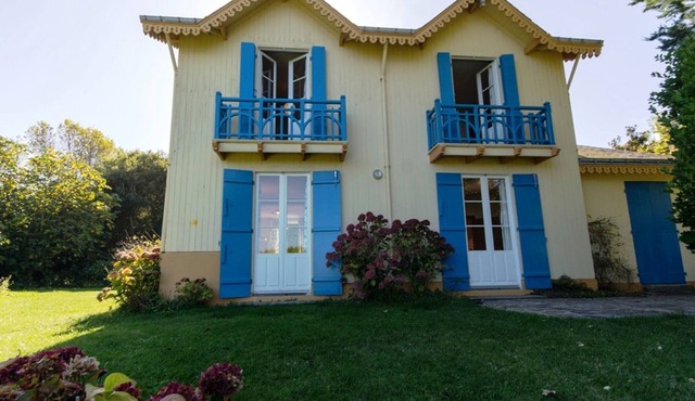 House with garden and direct beach access in Le Palais